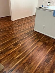 High-quality laminate floors for a versatile interior.